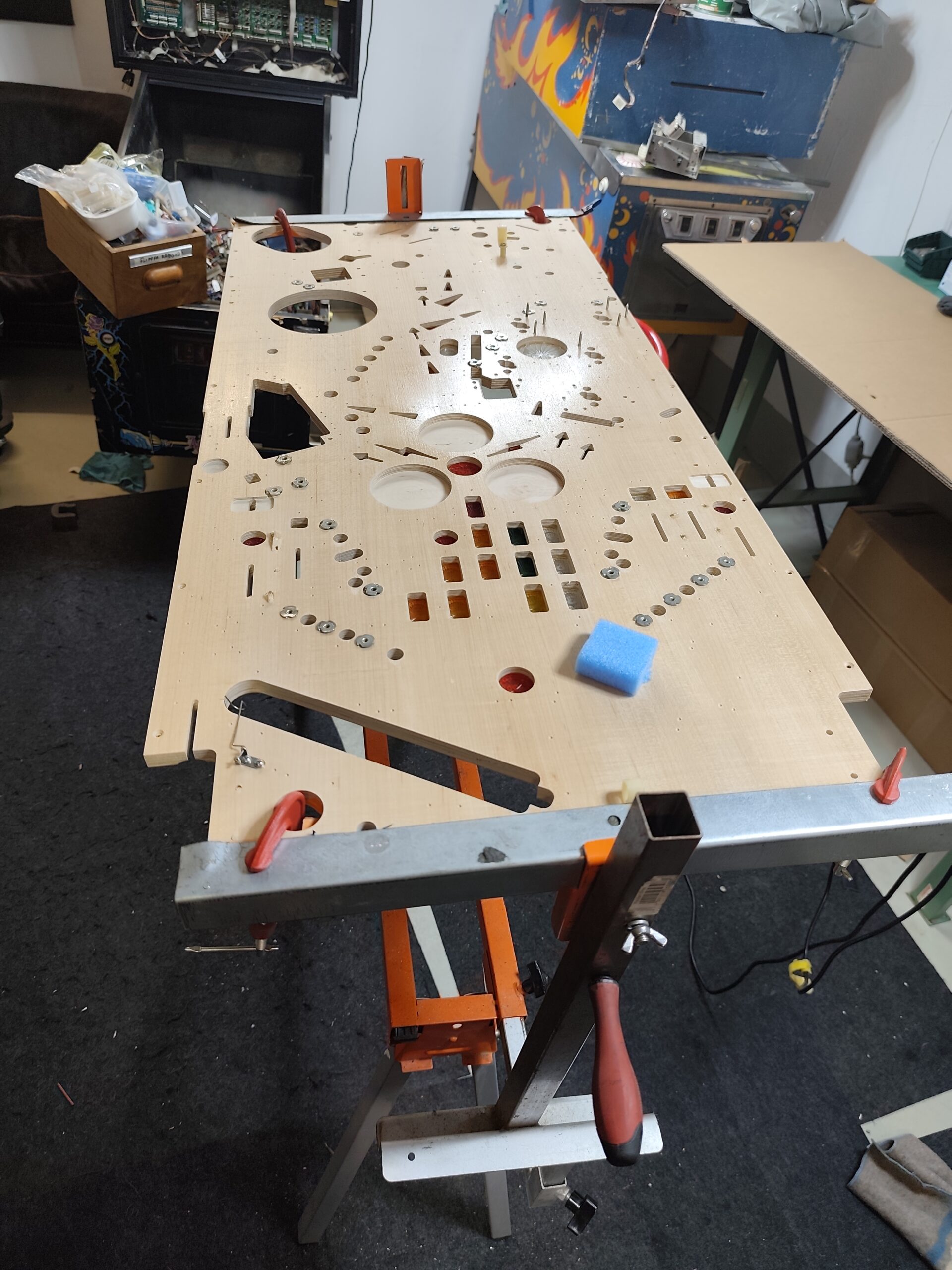 Restauration approfondie d’un flipper dans l’atelier SwissPinball