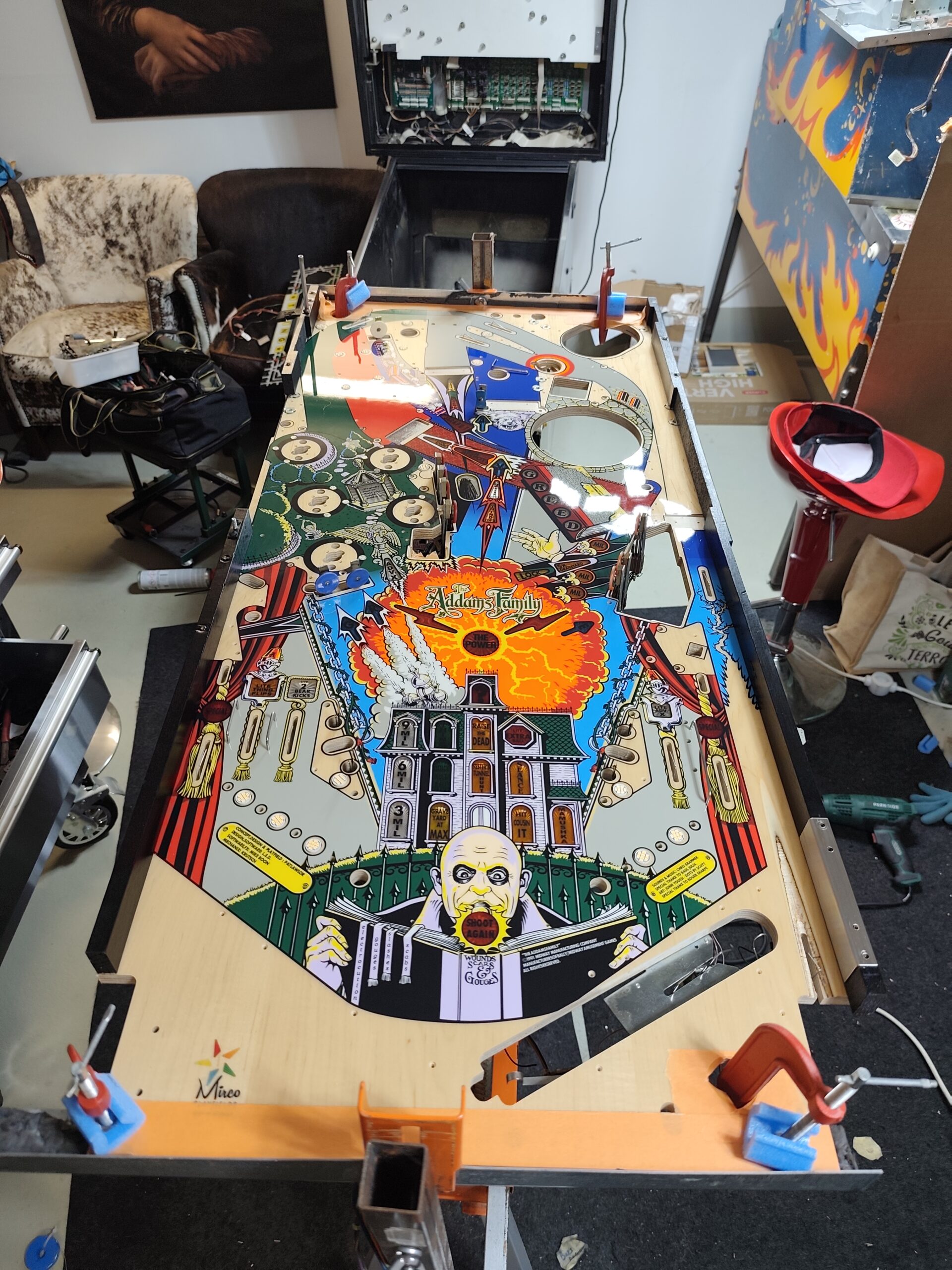 Travaux de remontage et réparation sur un plateau de flipper